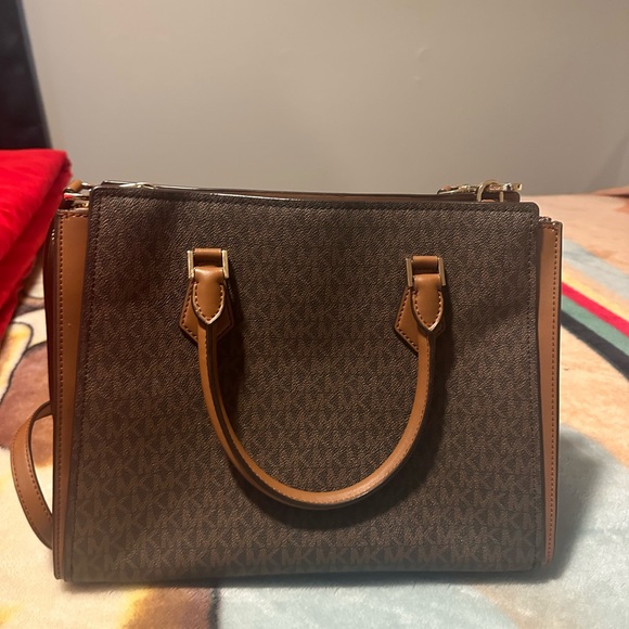 The Michael Kors Hope Tote Bag - Brown, Large shoulder bag  with zipper. - Picture 3 of 4